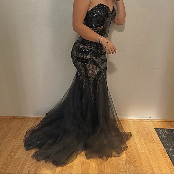 Elegant Black Evening Gown - Picture 1 of 13